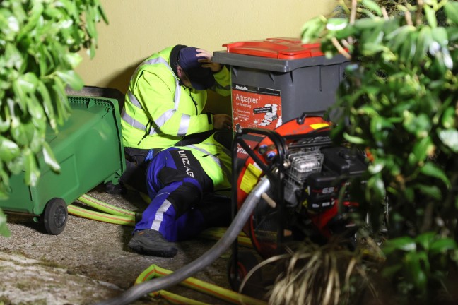 Brand in einem vollgerumten Zimmer eines Reihenhauses in Traun