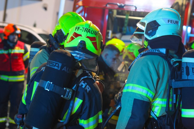 Brand in einem vollgerumten Zimmer eines Reihenhauses in Traun