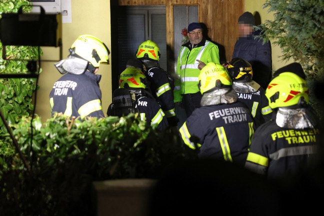 Brand in einem vollgerumten Zimmer eines Reihenhauses in Traun