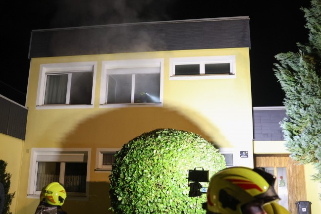 Brand in einem vollgerumten Zimmer eines Reihenhauses in Traun