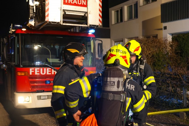 Brand in einem vollgerumten Zimmer eines Reihenhauses in Traun