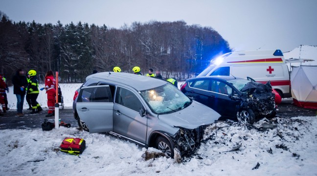 Frontalcrash auf Lamprechtshausener Strae bei Eggelsberg fordert ein Todesopfer