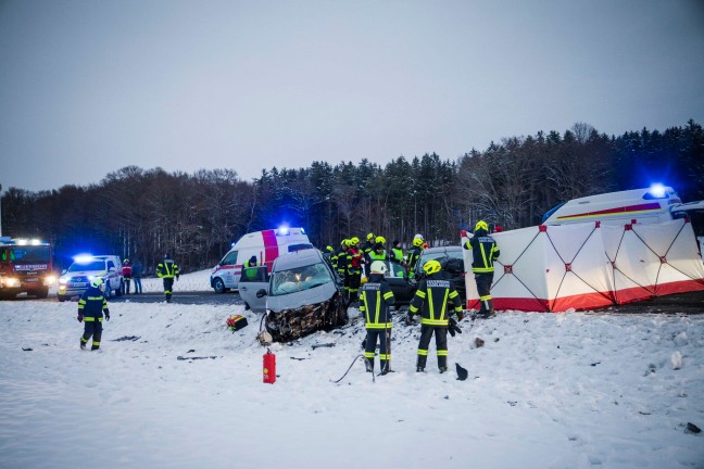 Frontalcrash auf Lamprechtshausener Strae bei Eggelsberg fordert ein Todesopfer