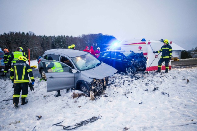 Frontalcrash auf Lamprechtshausener Strae bei Eggelsberg fordert ein Todesopfer