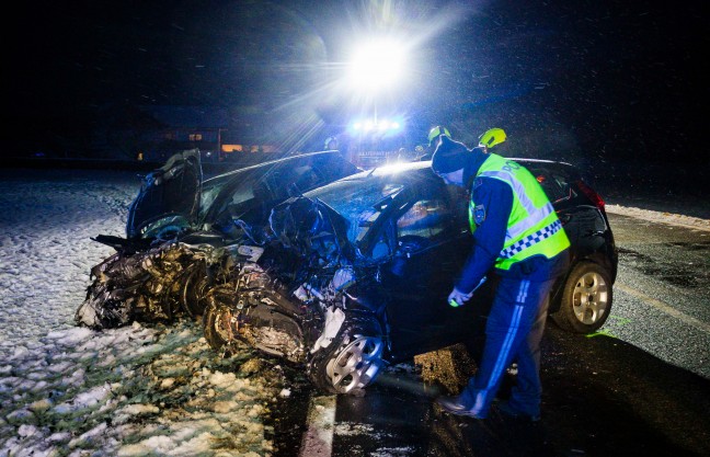 Frontalcrash auf Lamprechtshausener Strae bei Eggelsberg fordert ein Todesopfer