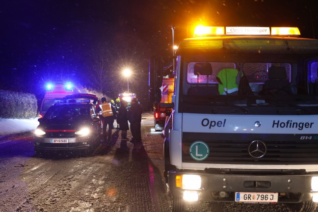 Schwerer Unfall zwischen PKW und Rumfahrzeug in Neukirchen am Walde