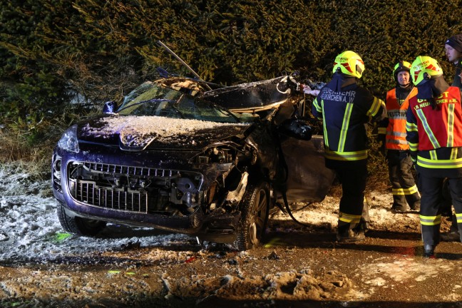 Schwerer Unfall zwischen PKW und Rumfahrzeug in Neukirchen am Walde