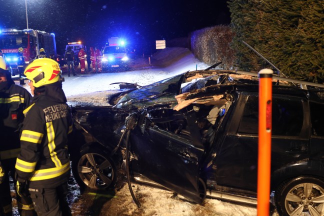 Schwerer Unfall zwischen PKW und Rumfahrzeug in Neukirchen am Walde