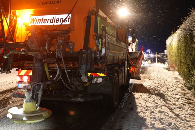 Schwerer Unfall zwischen PKW und Rumfahrzeug in Neukirchen am Walde