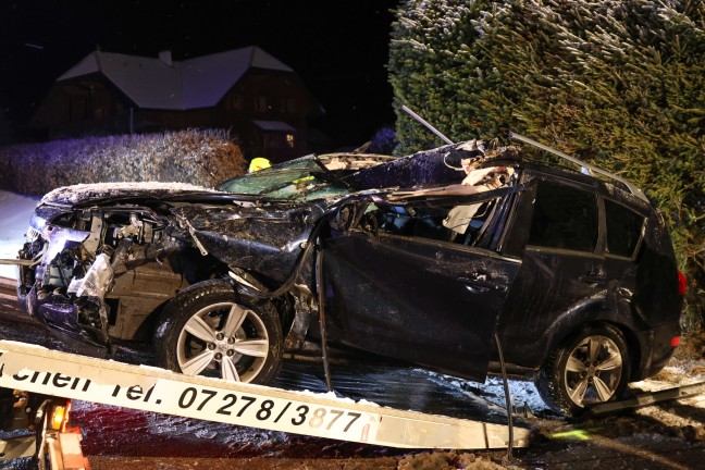 Schwerer Unfall zwischen PKW und Rumfahrzeug in Neukirchen am Walde