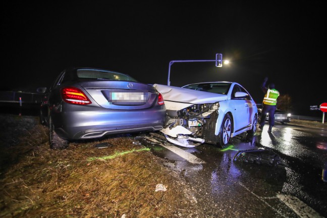 Verkehrsunfall bei Kreuzung der Wiener Strae zur Autobahnauffahrt in Marchtrenk