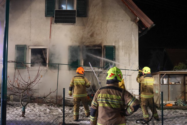 Ausgedehnter Zimmerbrand in einem Wohnhaus in Haag am Hausruck - Rettung in letzter Minute