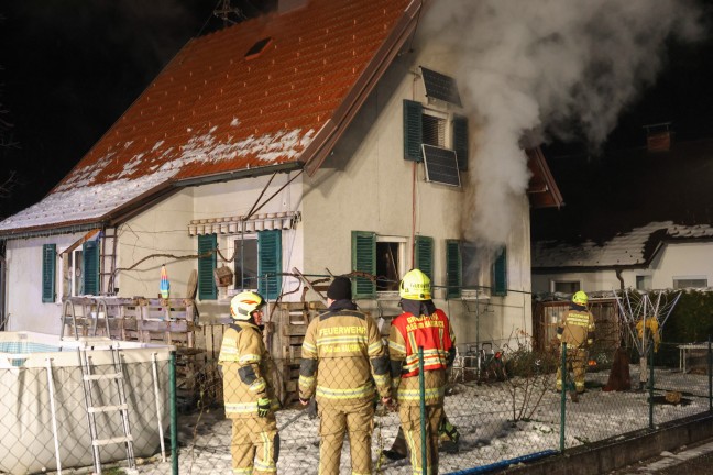 Ausgedehnter Zimmerbrand in einem Wohnhaus in Haag am Hausruck - Rettung in letzter Minute