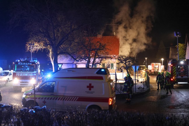 Ausgedehnter Zimmerbrand in einem Wohnhaus in Haag am Hausruck - Rettung in letzter Minute