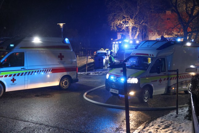 Ausgedehnter Zimmerbrand in einem Wohnhaus in Haag am Hausruck - Rettung in letzter Minute