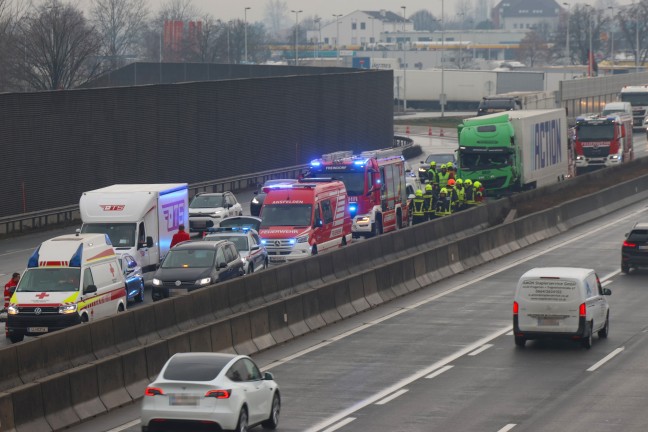 Menschenrettung nach schwerem LKW-Unfall auf Westautobahn bei Ansfelden