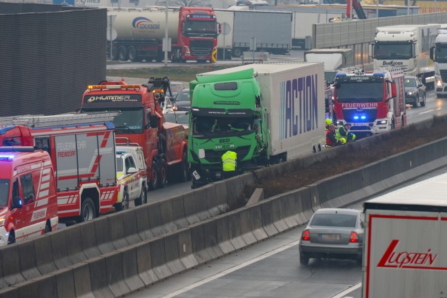 Menschenrettung nach schwerem LKW-Unfall auf Westautobahn bei Ansfelden