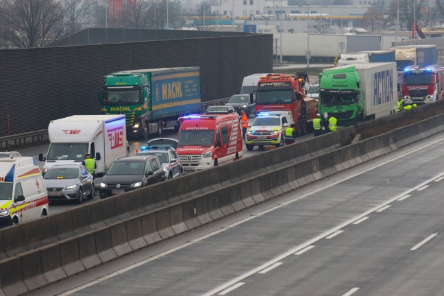 Menschenrettung nach schwerem LKW-Unfall auf Westautobahn bei Ansfelden