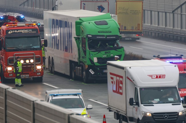 Menschenrettung nach schwerem LKW-Unfall auf Westautobahn bei Ansfelden