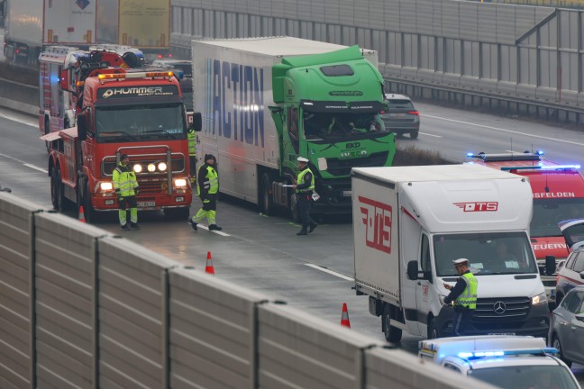 Menschenrettung nach schwerem LKW-Unfall auf Westautobahn bei Ansfelden