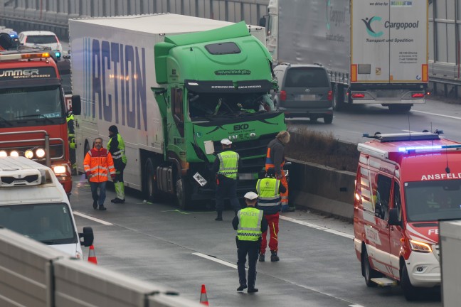 Menschenrettung nach schwerem LKW-Unfall auf Westautobahn bei Ansfelden