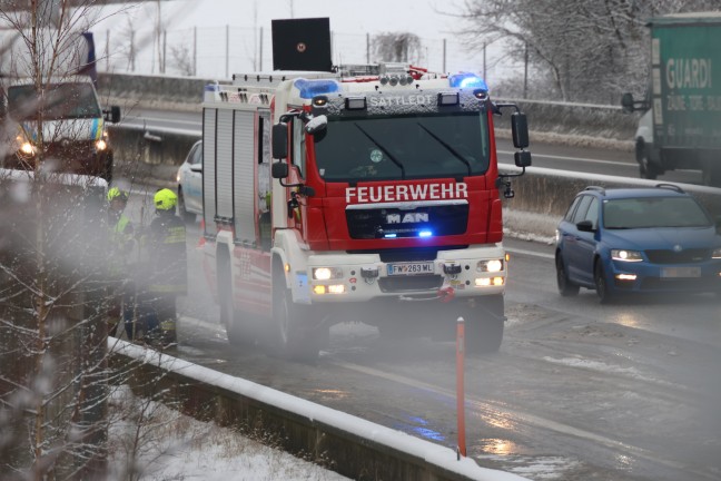 Dieselaustritt nach LKW-Unfall auf Innkreisautobahn bei Steinerkirchen an der Traun