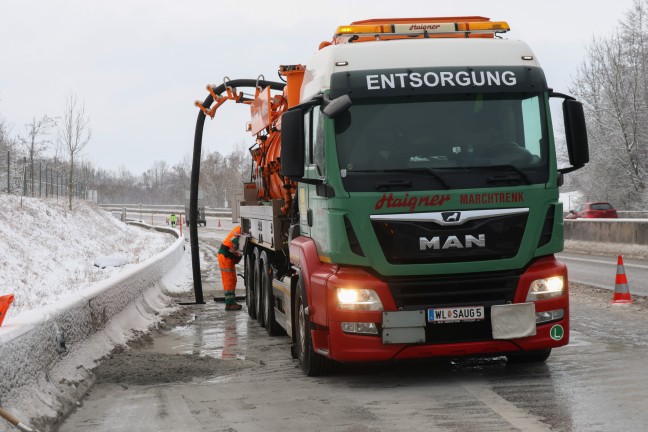 Dieselaustritt nach LKW-Unfall auf Innkreisautobahn bei Steinerkirchen an der Traun