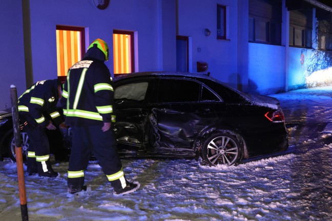 Heftige Kollision zweier PKW in Ohlsdorf sorgte fr Einsatz von drei Feuerwehren