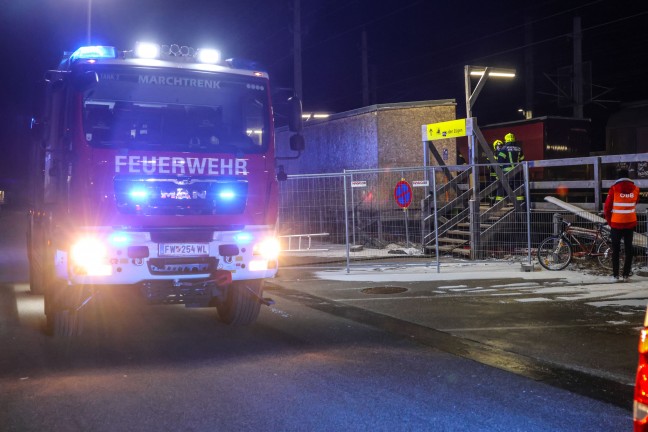 Bremse heigelaufen: Drei Feuerwehren zu Brand an einem Gterzug in Marchtrenk alarmiert