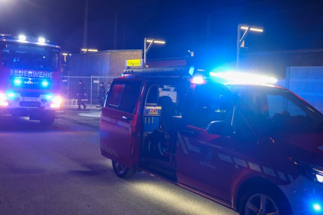 Bremse heigelaufen: Drei Feuerwehren zu Brand an einem Gterzug in Marchtrenk alarmiert