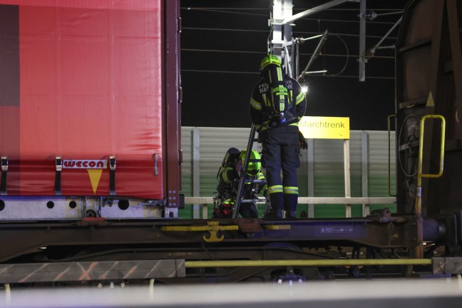 Bremse heigelaufen: Drei Feuerwehren zu Brand an einem Gterzug in Marchtrenk alarmiert