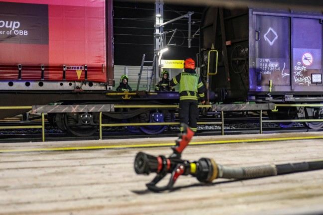 Bremse heigelaufen: Drei Feuerwehren zu Brand an einem Gterzug in Marchtrenk alarmiert