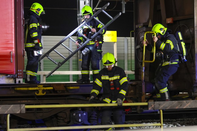 Bremse heigelaufen: Drei Feuerwehren zu Brand an einem Gterzug in Marchtrenk alarmiert