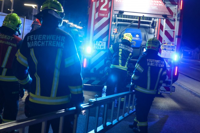 Bremse heigelaufen: Drei Feuerwehren zu Brand an einem Gterzug in Marchtrenk alarmiert