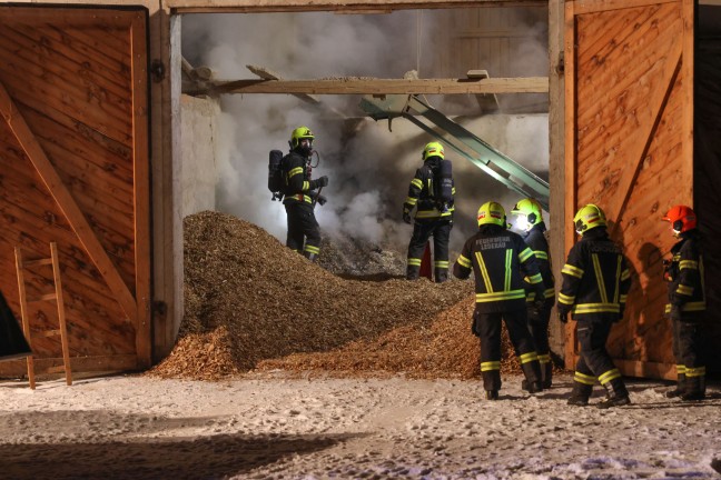 Drei Feuerwehren bei nchtlichem Brand in einem Hackschnitzellager in Vorchdorf im Einsatz