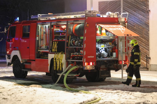 Drei Feuerwehren bei nchtlichem Brand in einem Hackschnitzellager in Vorchdorf im Einsatz