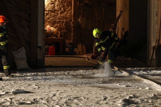 Drei Feuerwehren bei nchtlichem Brand in einem Hackschnitzellager in Vorchdorf im Einsatz