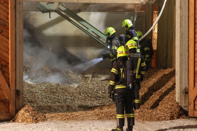 Drei Feuerwehren bei nchtlichem Brand in einem Hackschnitzellager in Vorchdorf im Einsatz