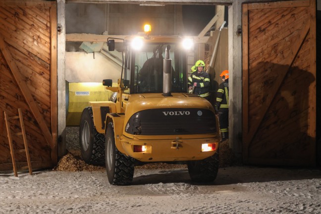 Drei Feuerwehren bei nchtlichem Brand in einem Hackschnitzellager in Vorchdorf im Einsatz