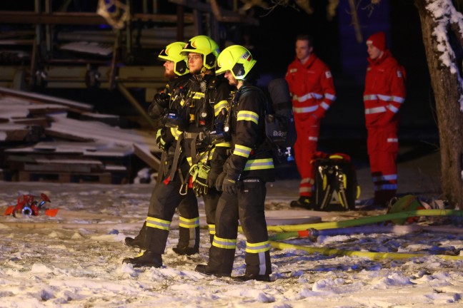 Drei Feuerwehren bei nchtlichem Brand in einem Hackschnitzellager in Vorchdorf im Einsatz