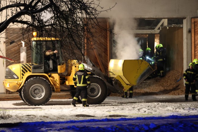 Drei Feuerwehren bei nchtlichem Brand in einem Hackschnitzellager in Vorchdorf im Einsatz