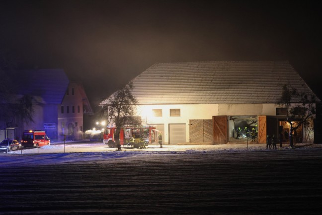 Drei Feuerwehren bei nchtlichem Brand in einem Hackschnitzellager in Vorchdorf im Einsatz