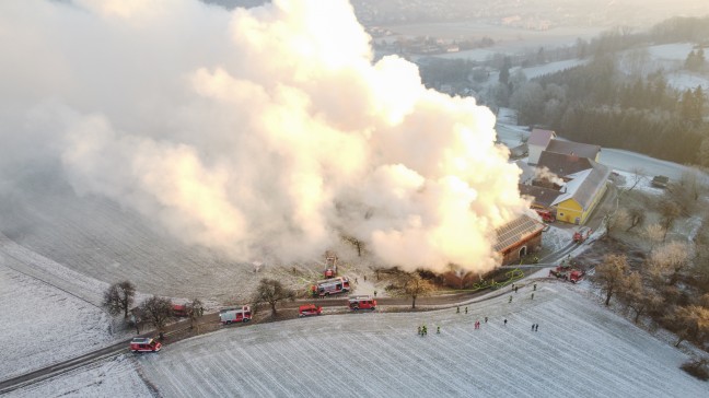 Groeinsatz fr elf Feuerwehren bei Brand auf einem Bauernhof in Schllberg