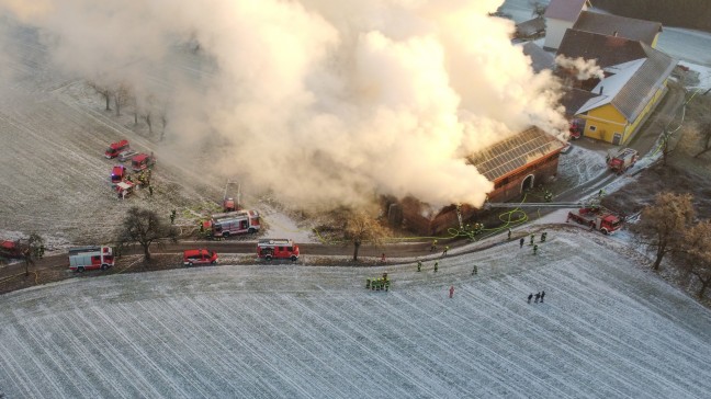 Groeinsatz fr elf Feuerwehren bei Brand auf einem Bauernhof in Schllberg