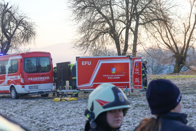 Groeinsatz fr elf Feuerwehren bei Brand auf einem Bauernhof in Schllberg