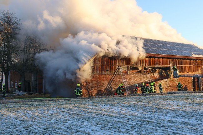 Groeinsatz fr elf Feuerwehren bei Brand auf einem Bauernhof in Schllberg