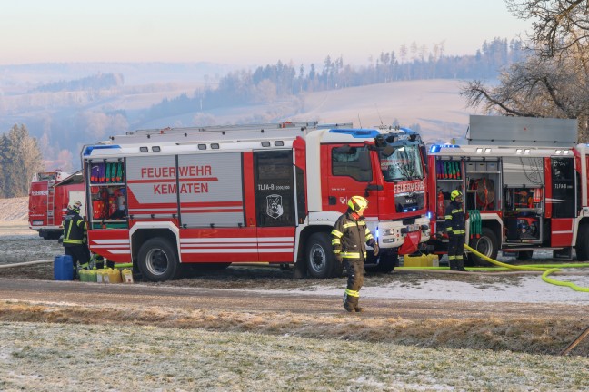 Groeinsatz fr elf Feuerwehren bei Brand auf einem Bauernhof in Schllberg