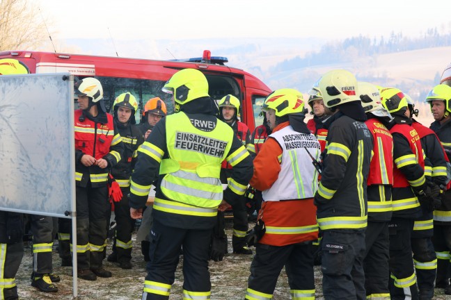 Groeinsatz fr elf Feuerwehren bei Brand auf einem Bauernhof in Schllberg