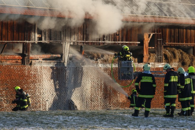 Groeinsatz fr elf Feuerwehren bei Brand auf einem Bauernhof in Schllberg