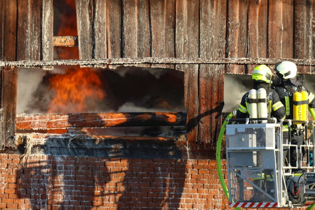 Groeinsatz fr elf Feuerwehren bei Brand auf einem Bauernhof in Schllberg